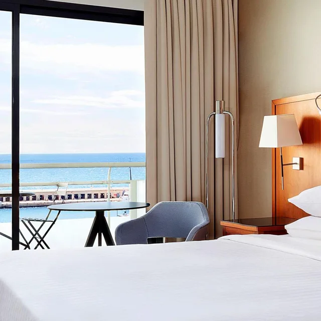 غرفة بزنس بسرير مزدوج بإطلالة على البحر بشرفة، Riviera Marriott Hotel La Porte de Monaco 5/7