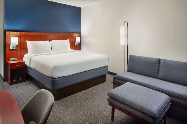 غرفة ديلوكس بسرير كينج مع أريكة لذوي الإعاقة، Courtyard Fort Lauderdale Plantation 1/5