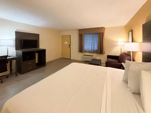 جناح بسرير كينج لغير المدخنين مع أريكة سرير، Motel6 Charlotte, NC-Northlake 1/10
