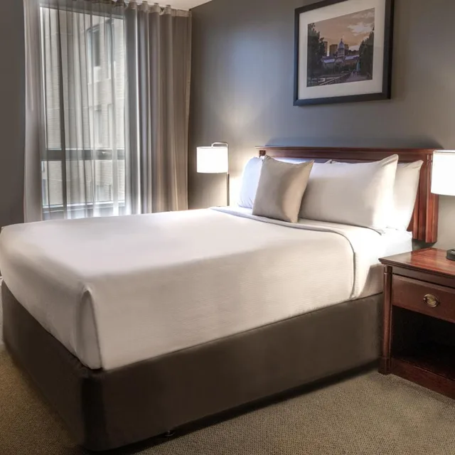 جناح بسريرين كوين بغرفتي نوم مع أريكة، Hotel Faubourg Montreal 3/10