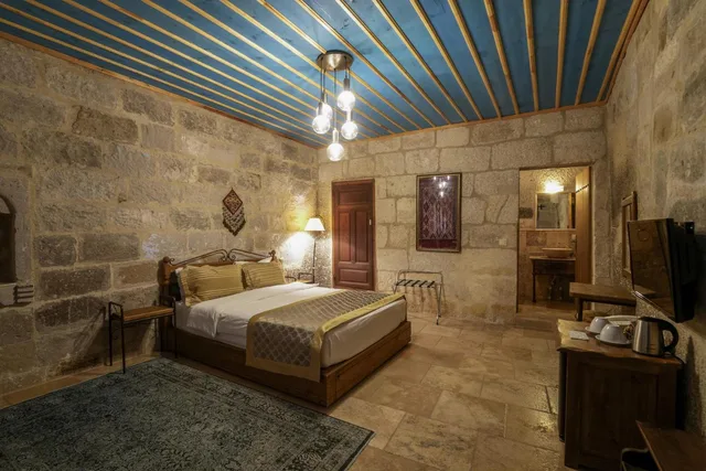 جناح جونيور، Tekkaya Cave Hotel 2/10