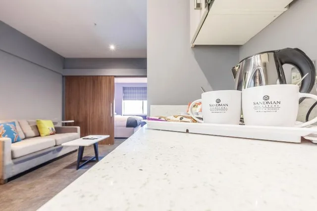 جناح سيغنتشر بسرير كينج مع أريكة، Sandman Signature Aberdeen Hotel 2/2