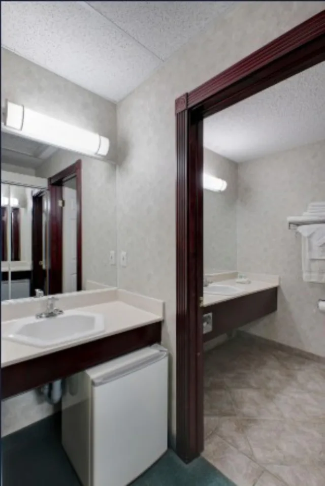جناح بسرير كوين، Ramada by Wyndham Nisku 3/3