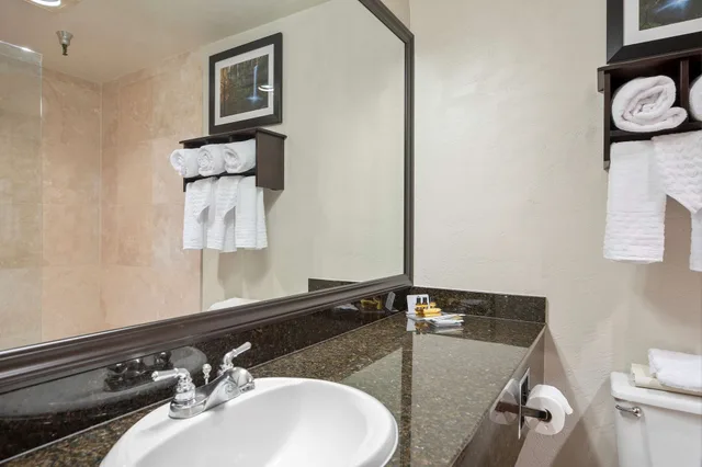 غرفة قياسية بسريرين كوين، Best Western Plus Parkway Inn. 5/5