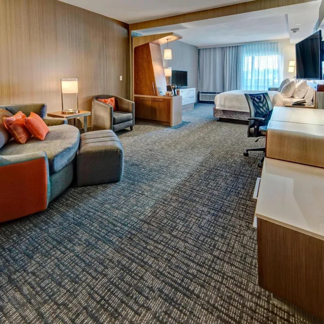 جناح بسرير كينج مع أريكة بحوض استحمام لذوي الإعاقة، COURTYARD WESTBURY LONG ISLAND 1/3