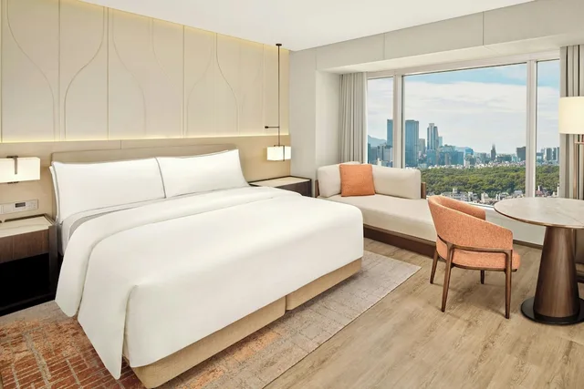 غرفة بسرير كينج مع دخول صالة النادي، The Westin Seoul Parnas 1/8