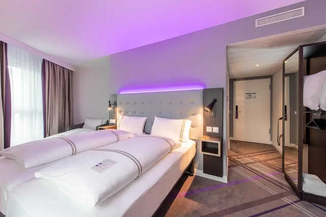 غرفة قياسية ثلاثية بسرير مزدوج وسرير فردي، Premier Inn Stuttgart Feuerbach 1/3