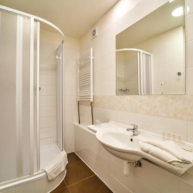 غرفة ثلاثية بسرير فردي، Hotel Charles Central 7/10