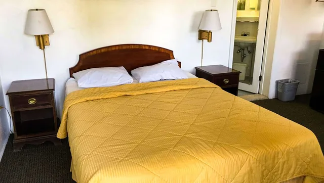 غرفة قياسية بسرير كوين، Relax Inn Motel And Bar 1/3