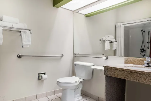 غرفة قياسية بسرير كينج مع أريكة، Quality Inn & Suites Anderson I-69 2/3