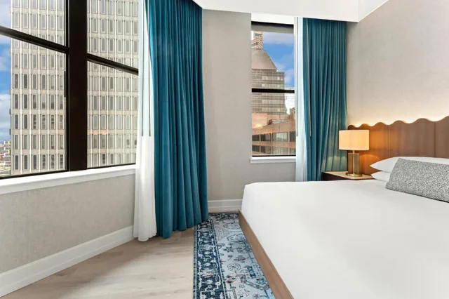 غرفة بسرير كوين لذوي الإعاقة، Kimpton Hotel Monaco Baltimore Inner Harbor 2/7