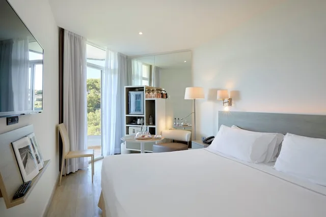 Connecting, Queen Bed, Sofa, Melia Cala Galdana 1/7