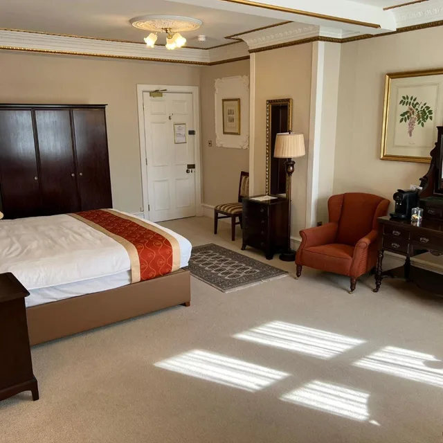 جناح جونيور، Botleigh Grange Hotel 5/8