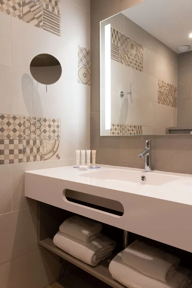 غرفة بسرير كينج بشرفة بإطلالة جزئية على البحر، Hilton Garden Inn Le Havre Centre 5/5