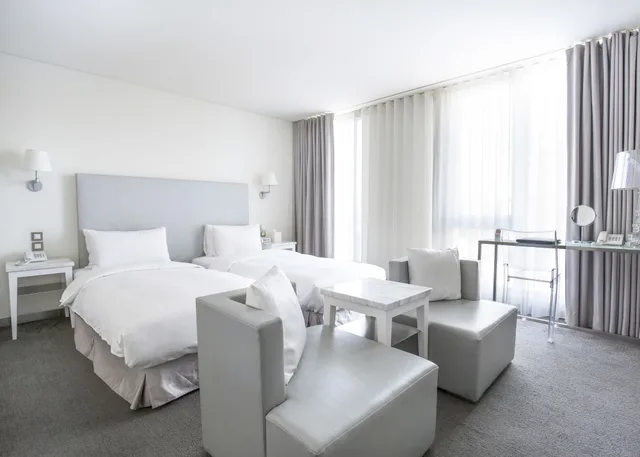 Deluxe Twin Room, Ambience Hotel 5/6