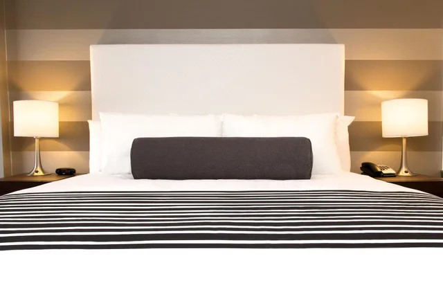 Tower, Suite, King Bed، Sandman Hotel Edmonton West 2/3