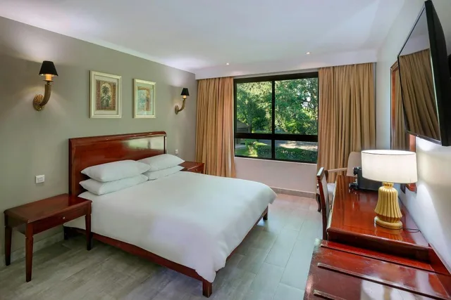 غرفة بسرير كينج بإطلالة على الحديقة، Protea Hotel By Marriott Livingstone 12/13