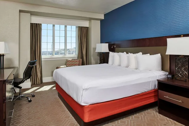 جناح بسرير كينج بغرفتي نوم لذوي الإعاقة، Hotel Alex Johnson Rapid City Curio Collection By Hilton 1/10