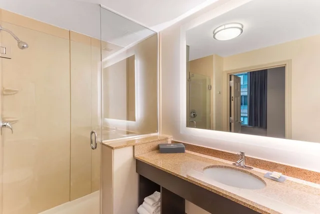 جناح بسرير كينج وسرير كوين بغرفة نوم واحدة مع سرير سحّاب إضافي، La Quinta Inn Suites By Wyndham Chicago Downtown 8/10