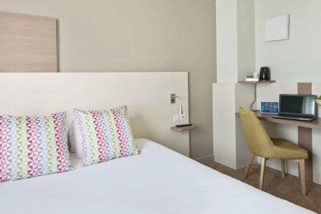 Standard, 1 Queen and 1 Double Bed, Queen Bed, Campanile Epinal Centre - Gare 5/10