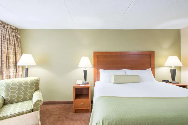 Room, King Bed, Hawthorn Extended Stay by Wyndham Ellsworth / Bar Harbor 3/4