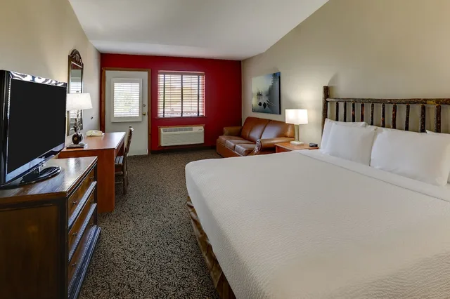 Expanded, King Bed, King and Queen Bed, Sofa، Stoney Creek Hotel Peoria 1/5