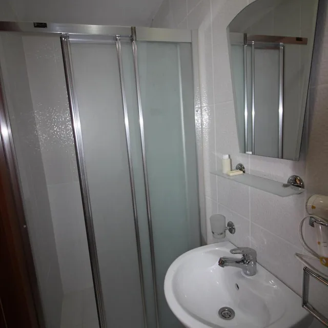 غرفة ثلاثية، Kadikoy Otel 6/8
