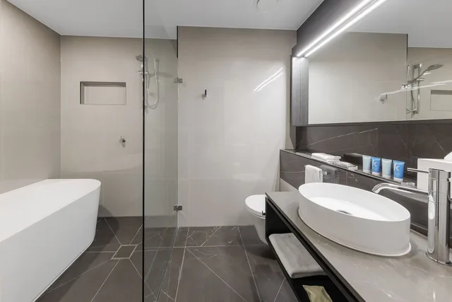 3 Bedrooms, Altitude, Suite, 3 King Beds، Meriton Suites Melbourne 5/6