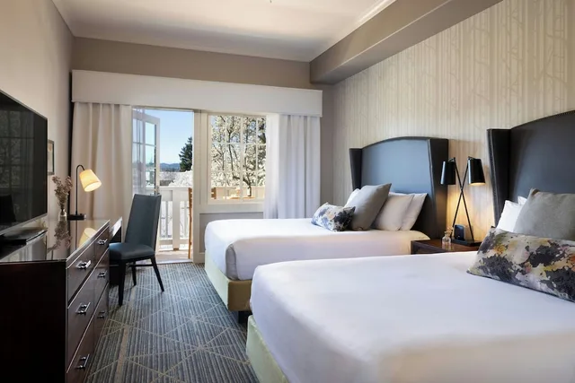 غرفة بسريرين كوين بشرفة بإطلالة، River Terrace Inn 1/2