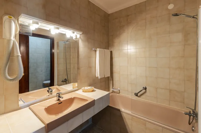 غرفة بسرير مزدوج أو سريرين منفصلين بإطلالة على الحديقة، Praia Da Lota Resort Apartments 4/4