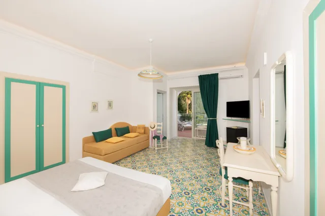 غرفة ديلوكس بسرير مزدوج بإطلالة على البحر بشرفة، Grand Hotel Tritone 8/10