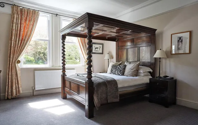 Four Poster, Queen Bed, Garden View، Dorian House 2/2