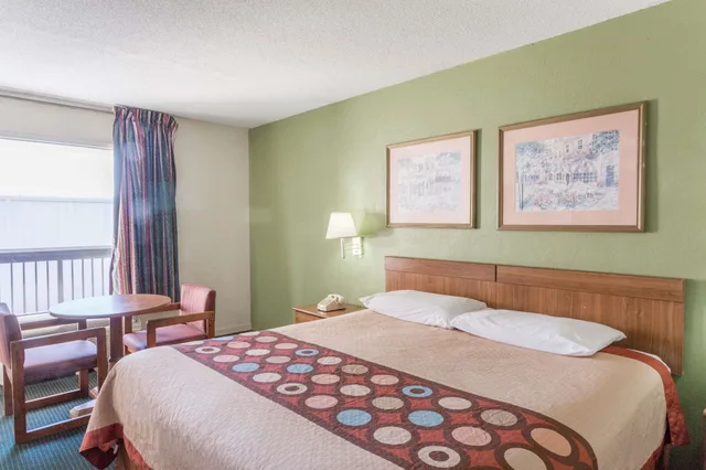 Standard, King Bed, Super 8 by Wyndham Tifton 2/5