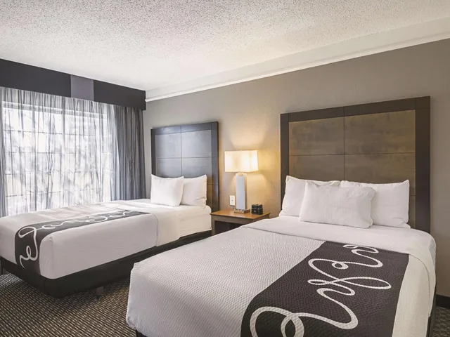 Room, King Bed, Pool or Courtyard View, Courtyard View، La Quinta Inn and Suites by Wyndham Austin Near The Domain 3/7