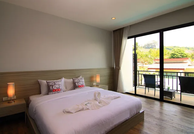 غرفة سوبيريور بسرير كينج بإطلالة على المسبح، The Fusion Resort 1/1