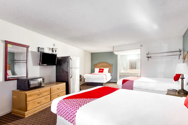 غرفة بسريرين فرديين، OYO Hotel Bald Knob near Searcy AR 2/10