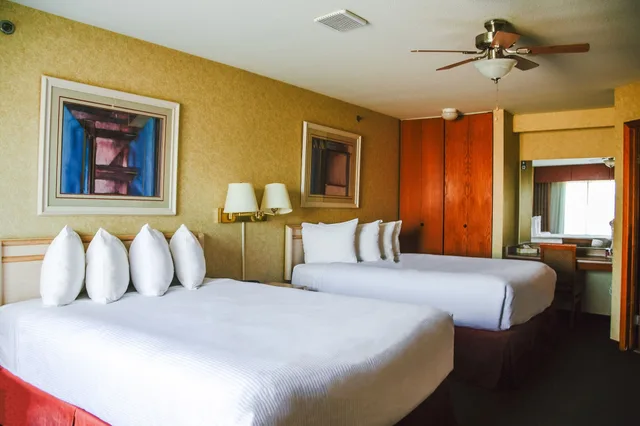 غرفة عائلية بسريرين كوين مع أريكة بمطبخ للمدخنين، Stony Plain Inn & Suites 3/5