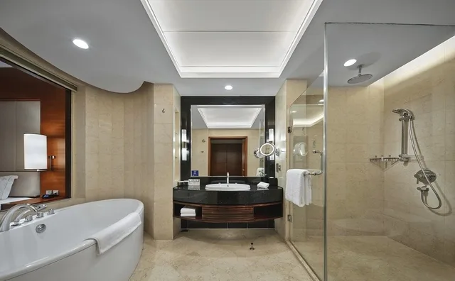 غرفة تنفيذية بسريرين منفصلين مع دخول صالة النادي، Hilton Hefei 4/4