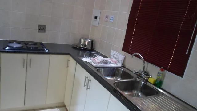 شقة عائلية بسرير كينج بإطلالة على الحديقة مع أريكة بمطبخ صغير، Queness Inn 3/6