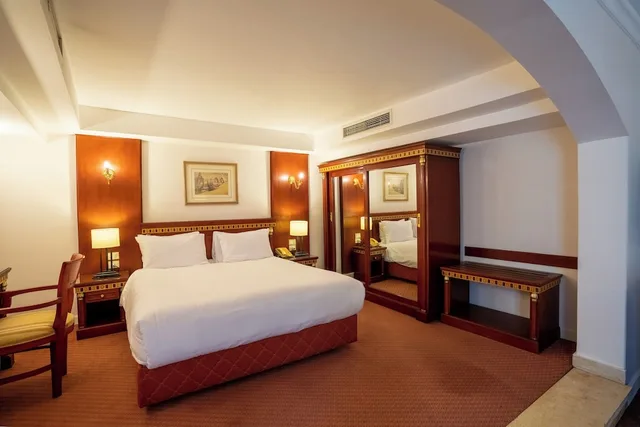 غرفة بريميوم بسريرين منفصلين بإطلالة على المسبح، Azal Pyramids Hotel 3/6