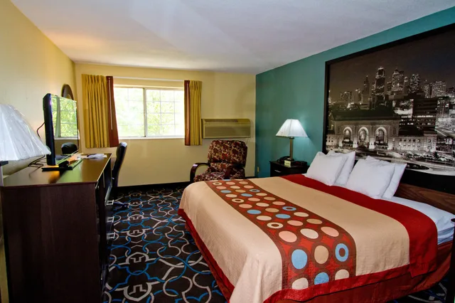 غرفة قياسية بسرير كينج، Super 8 By Wyndham Kansas City 3/10