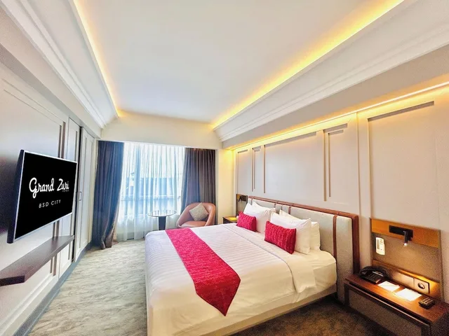 Junior Suite, King Bed, Grand Zuri Bsd City 1/2