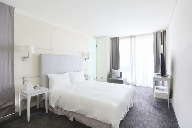 Deluxe Room with City View, Ambience Hotel 10/15