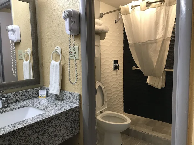 غرفة أساسية بسرير كينج بحمام خاص، Durham/Near Duke University 6/10