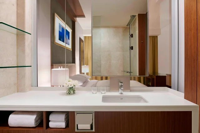 غرفة بسريرين منفصلين مع دخول الصالة في طابق مرتفع، Courtyard By Marriott Seoul Times Square 8/8