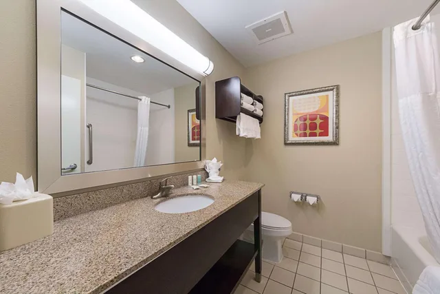 جناح بسرير كوين بإطلالة جزئية على البحر، Comfort Suites Beachside 9/10