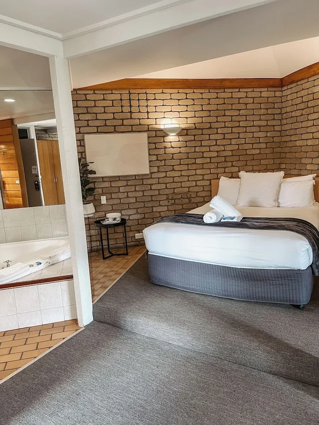 Spa, Queen Bed، Mitchell on Main 1/5