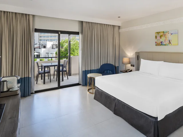 Premium, Balcony, Radisson Blu Hotel & Resort Al Ain 4/8