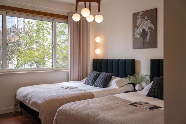 3 Bedrooms, Senior, Apartment, Twin Beds, 1 Queen and 2 Double Beds, Bathtub، Book and Bed-People's Square 6/10