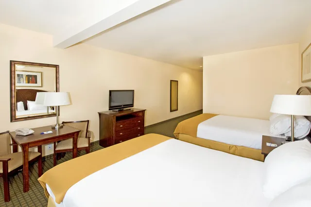 غرفة بسريرين كوين لذوي الإعاقة، Holiday Inn Express Hotel Suites Willcox 1/3